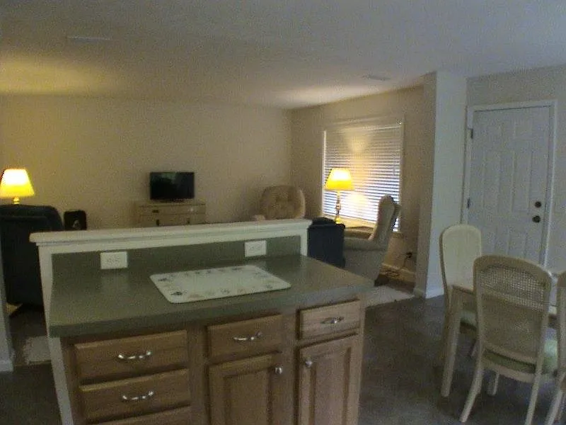 3 bed, 1300 sqft, $2,160 — Photo 4