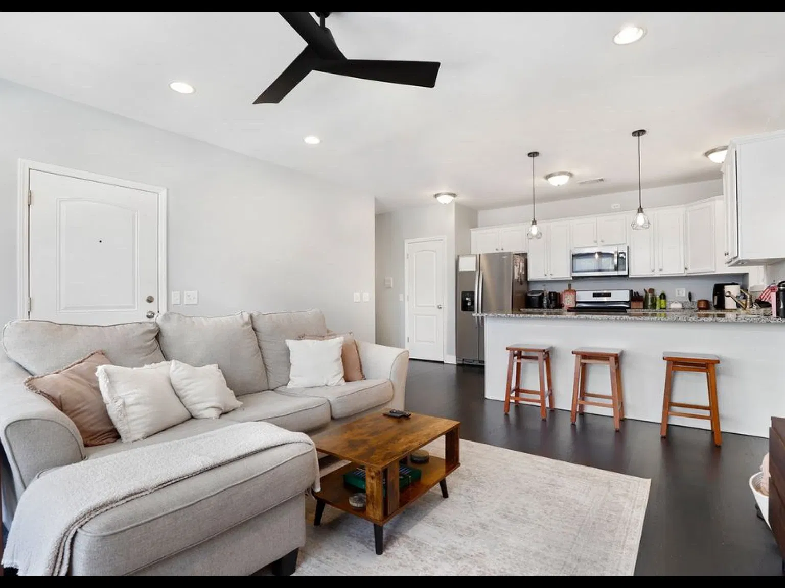 2 bed, 1200 sqft, $2,400 — Photo 2