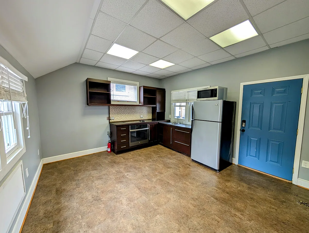 Building Photo - 500 10th Ave S #A
