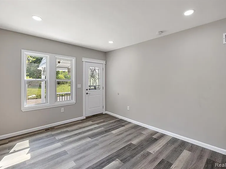 15875 Holmur St — Photo 19