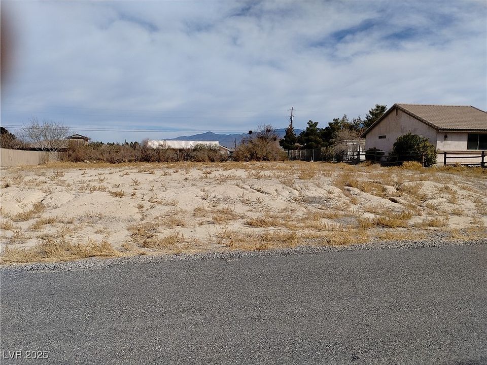 2nd image of 240 Chevron St