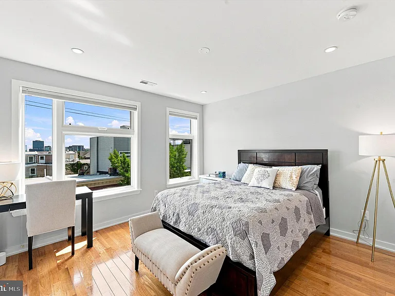2719 Cambridge St — Photo 24