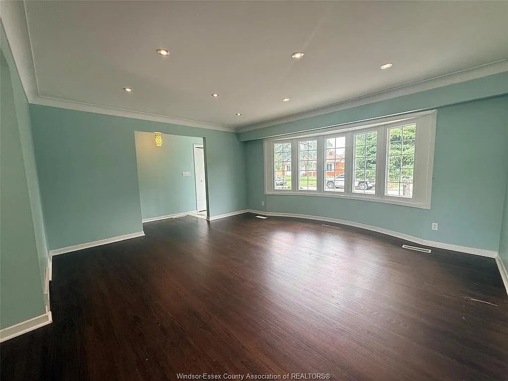 3 bed, 1.5 bath, $2,400 — Photo 2