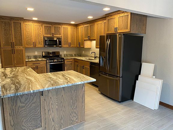 Breakfast counter overhang in kitchen