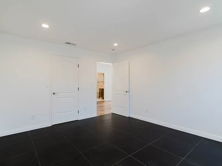 13856 Runnymede St — Photo 20