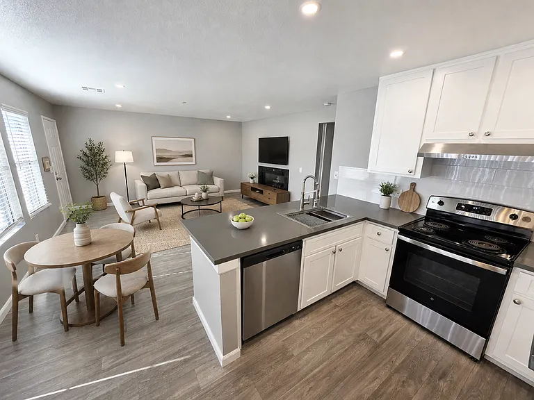 2411 Mission Ave — Photo 30