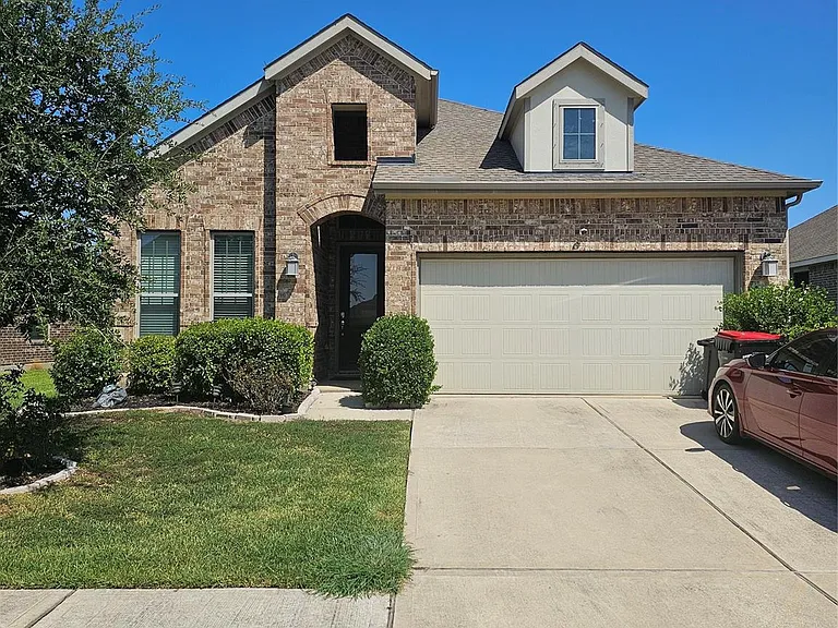 8411 Hunters Cliff Dr — Photo 2