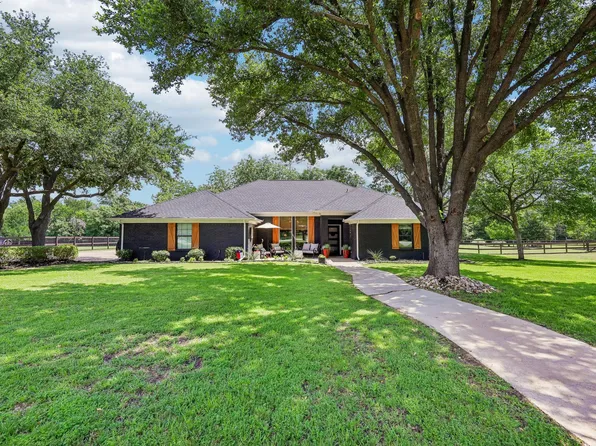 925 Meadow Dr, Copper Canyon, TX 75077