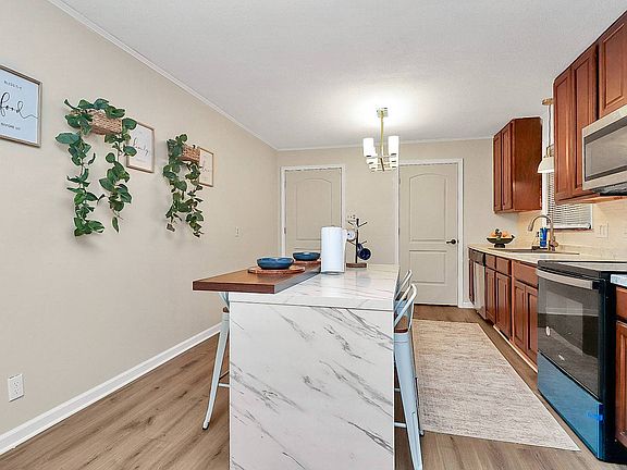 5th image of 402 S Bostian St