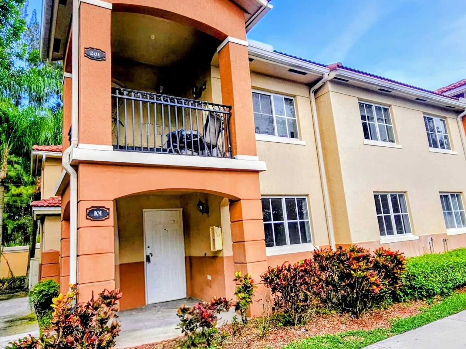 3 bed, 2.0 bath, 1092 sqft, $2,300 — Photo 1