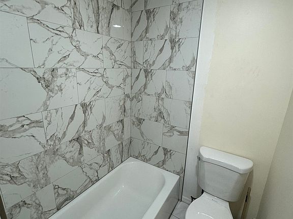 5th image of 1516 Summit Ave #3