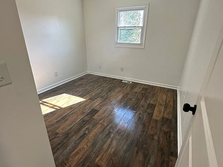 319 Devonwood Ct — Photo 4