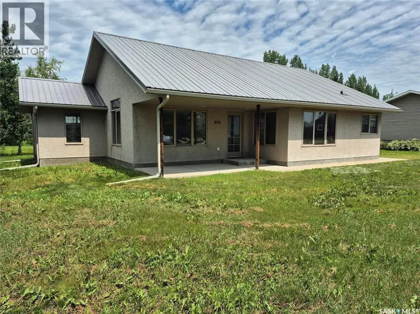 825 Geisen St, Radville, SK S0C 2G0