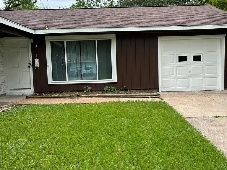 7414 Marinette Dr — Photo 2