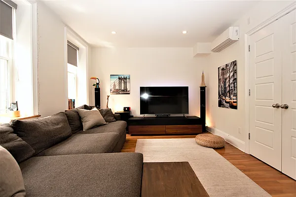 Rented by R New York | media 28