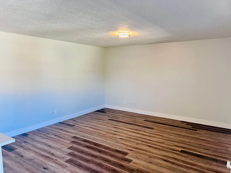 #202-5618 N Greeley Ave — Photo 4