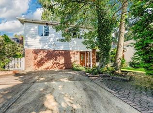 19 Geoffrey Ln, Hewlett, NY 11557
