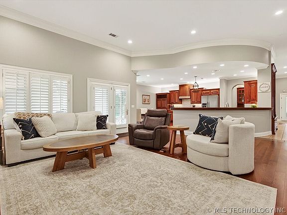 5th image of 2930 Versailles Pl