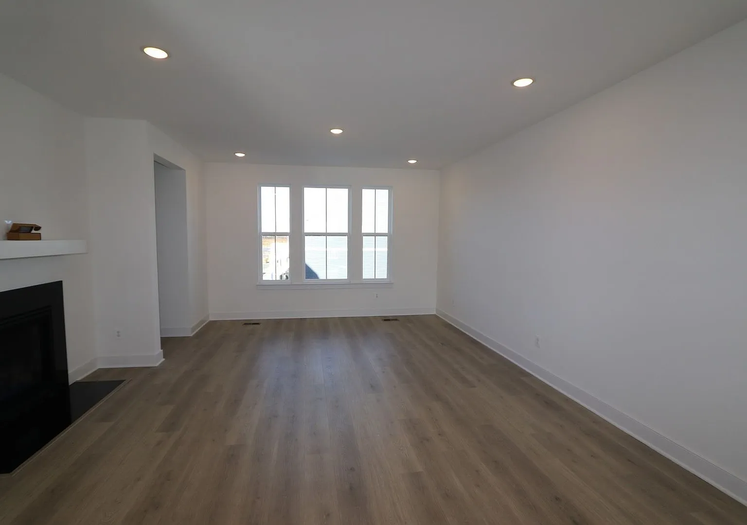Coming Soon Premium Town Home For Rent- 4 Bedrooms 3.5 Bathrooms — Photo 3