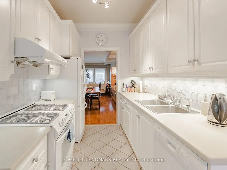2283 Lake Shore Blvd W #B — Photo 11