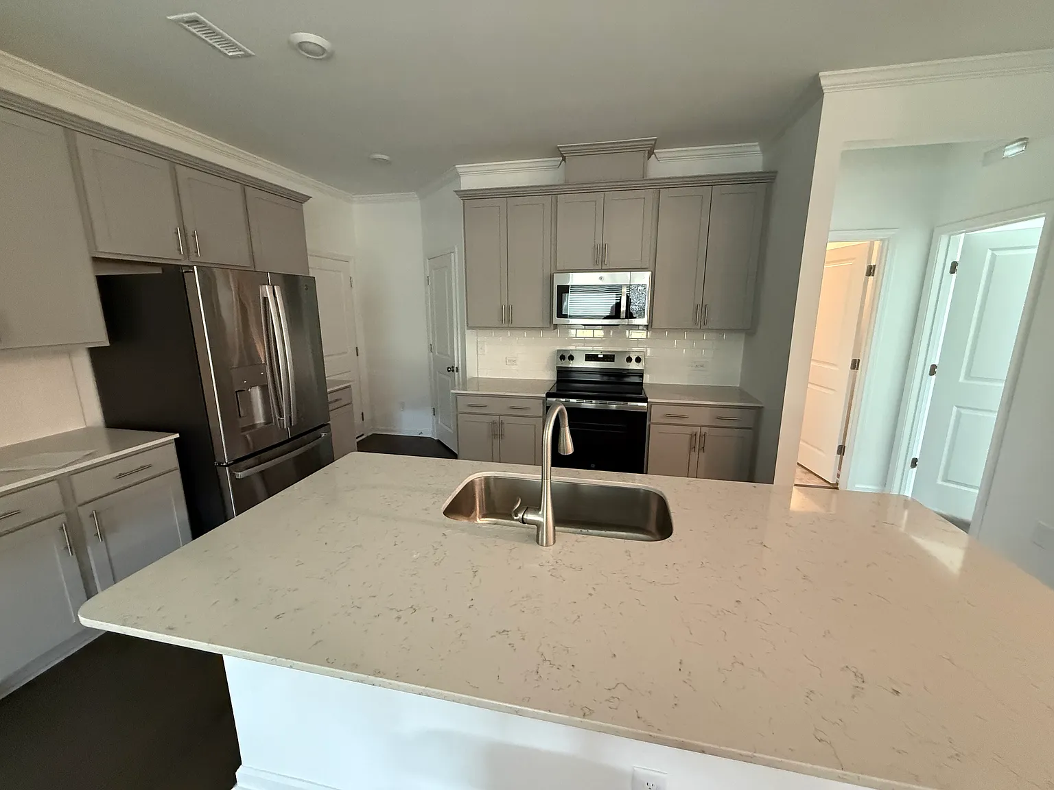 4 bed, 2134 sqft, $2,300 — Photo 2