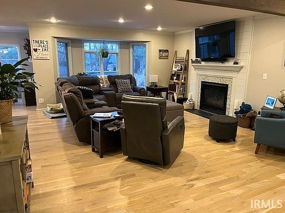 2nd image of 937 N Honeysuckle Ln