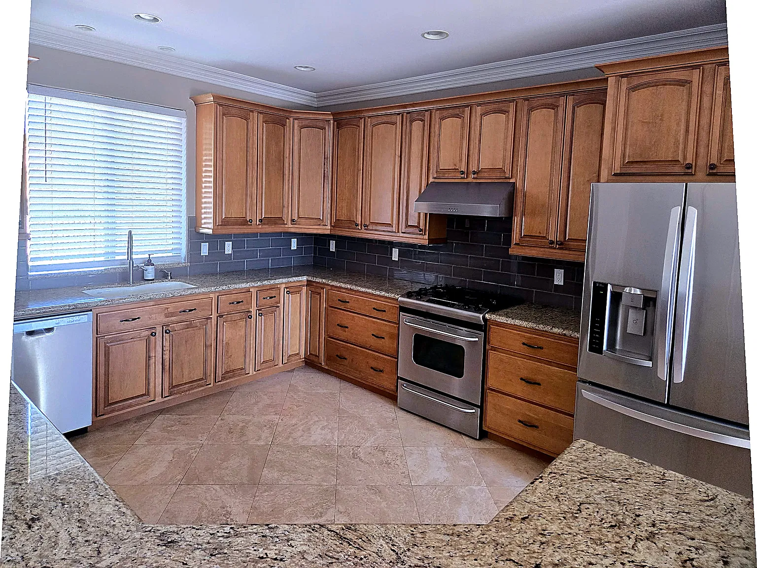 5 bed, 3426 sqft, $5,500 — Photo 2