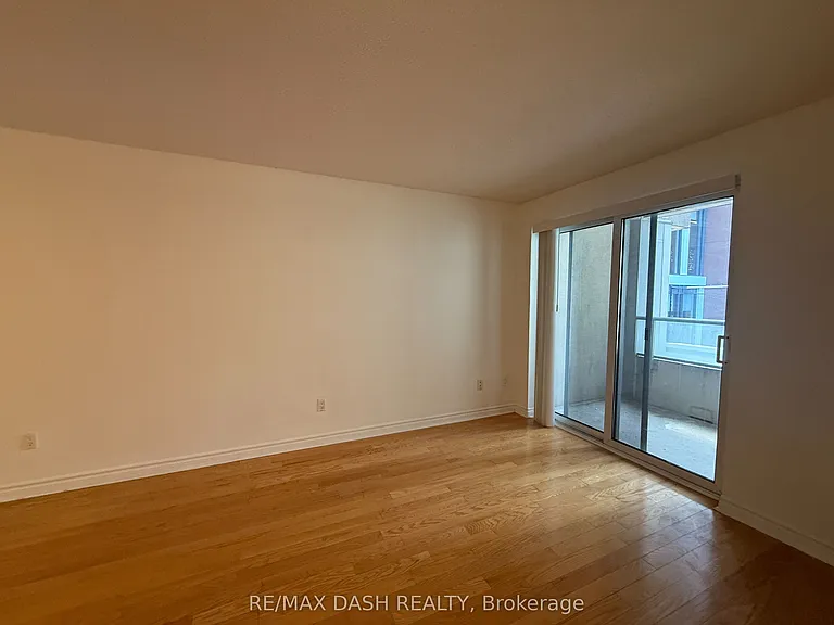 270 Wellington St W #802 — Photo 27