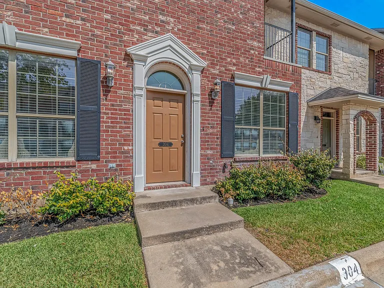304 Forest Dr — Photo 3