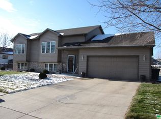 1203 Robert Jones Trl, Elk Point, SD 57025