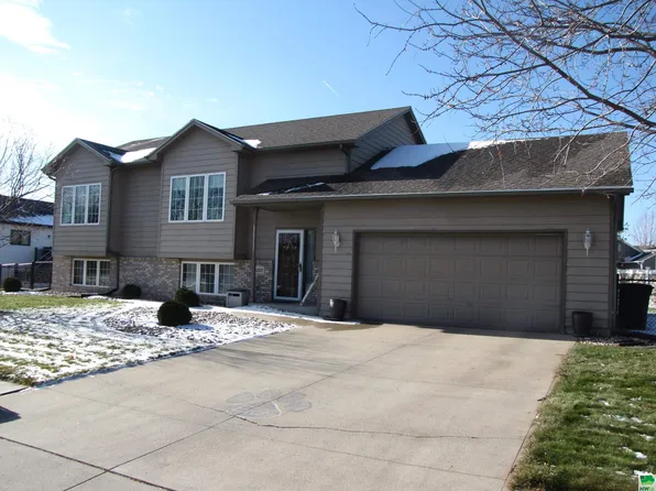 1203 Robert Jones Trl, Elk Point, SD 57025