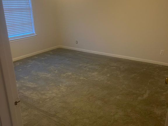 4th image of 916 Country Club Ln