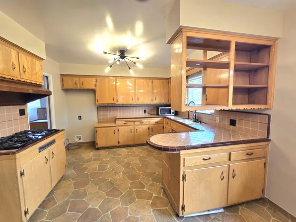 932 W Granada Ct, Ontario, CA 91762
