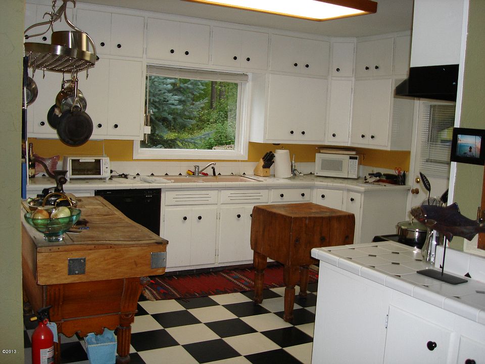 2nd image of 450 Haugen Hts