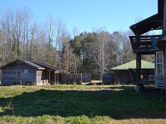 5th image of 32 Laurie Ln