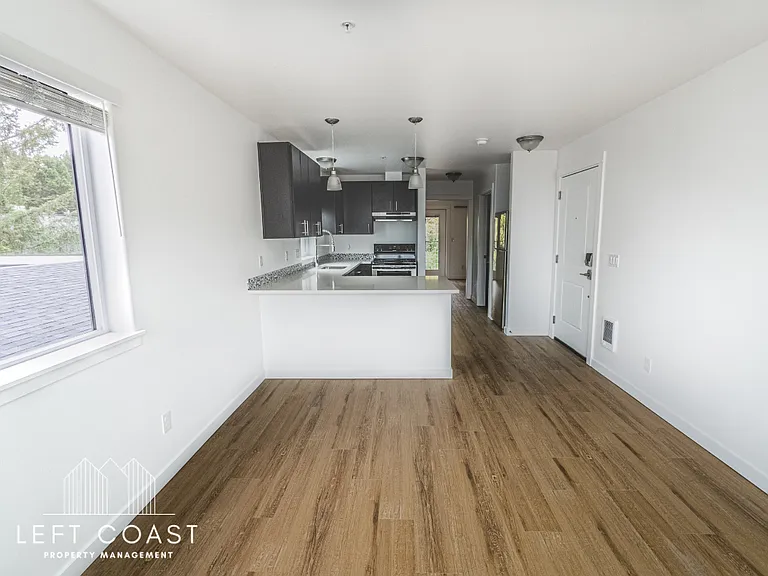 680 SE Highway 101 — Photo 45