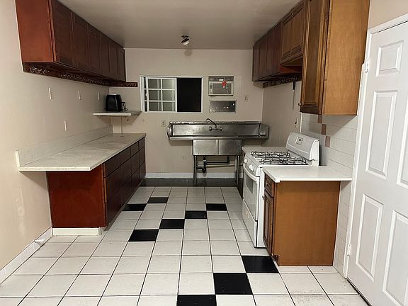 5th image of 1014 E Graves Ave