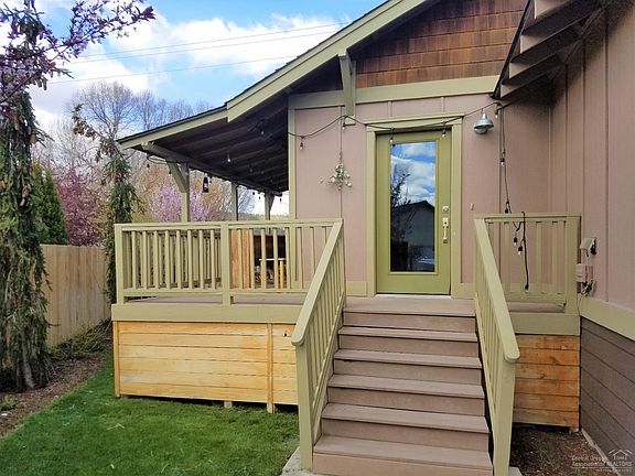 3rd image of 675 NW Nelson Ct