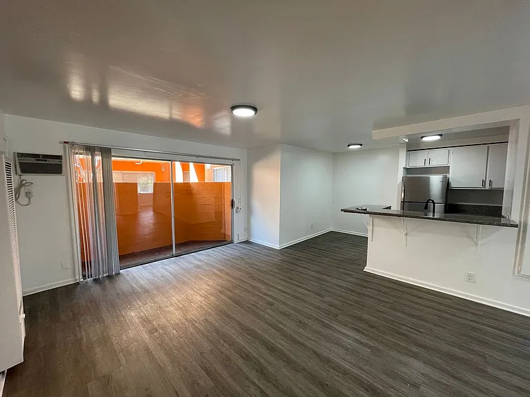 VRA27 LLC- "Villa Regency Apartments" — Photo 10