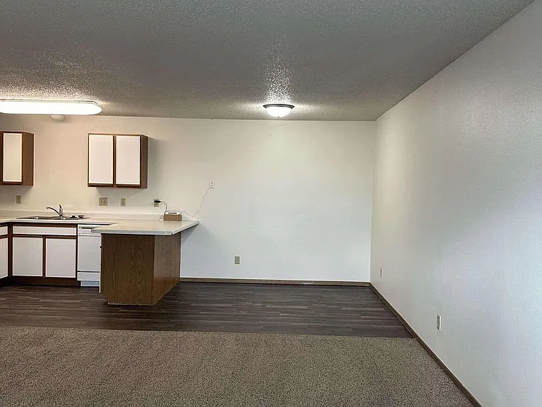 Dakota E & W Apartments — Photo 29