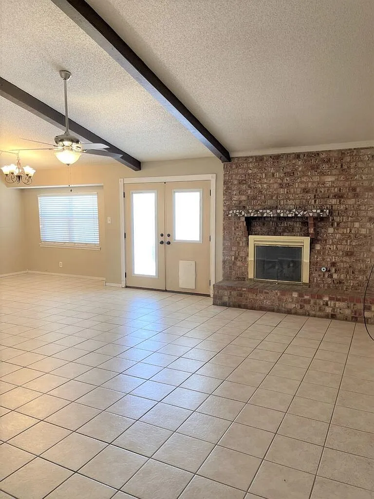 3 bed, 2.0 bath, 1400 sqft, $2,195 — Photo 3