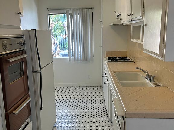 3rd image of 123 S Saint Andrews Pl APT 18