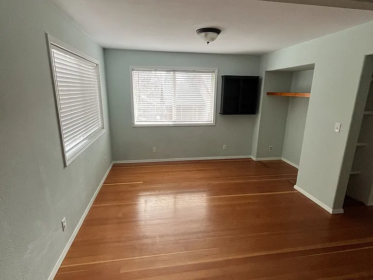 109 N B St — Photo 2