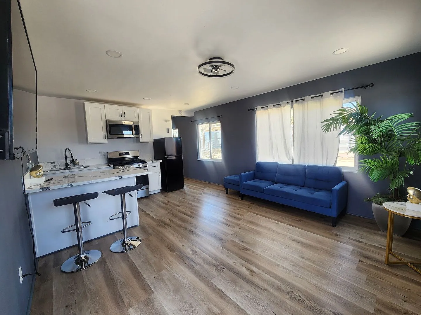 Pine Ave 6545 — Photo 3