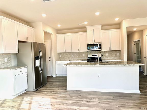 5th image of 621 Hertford Ln