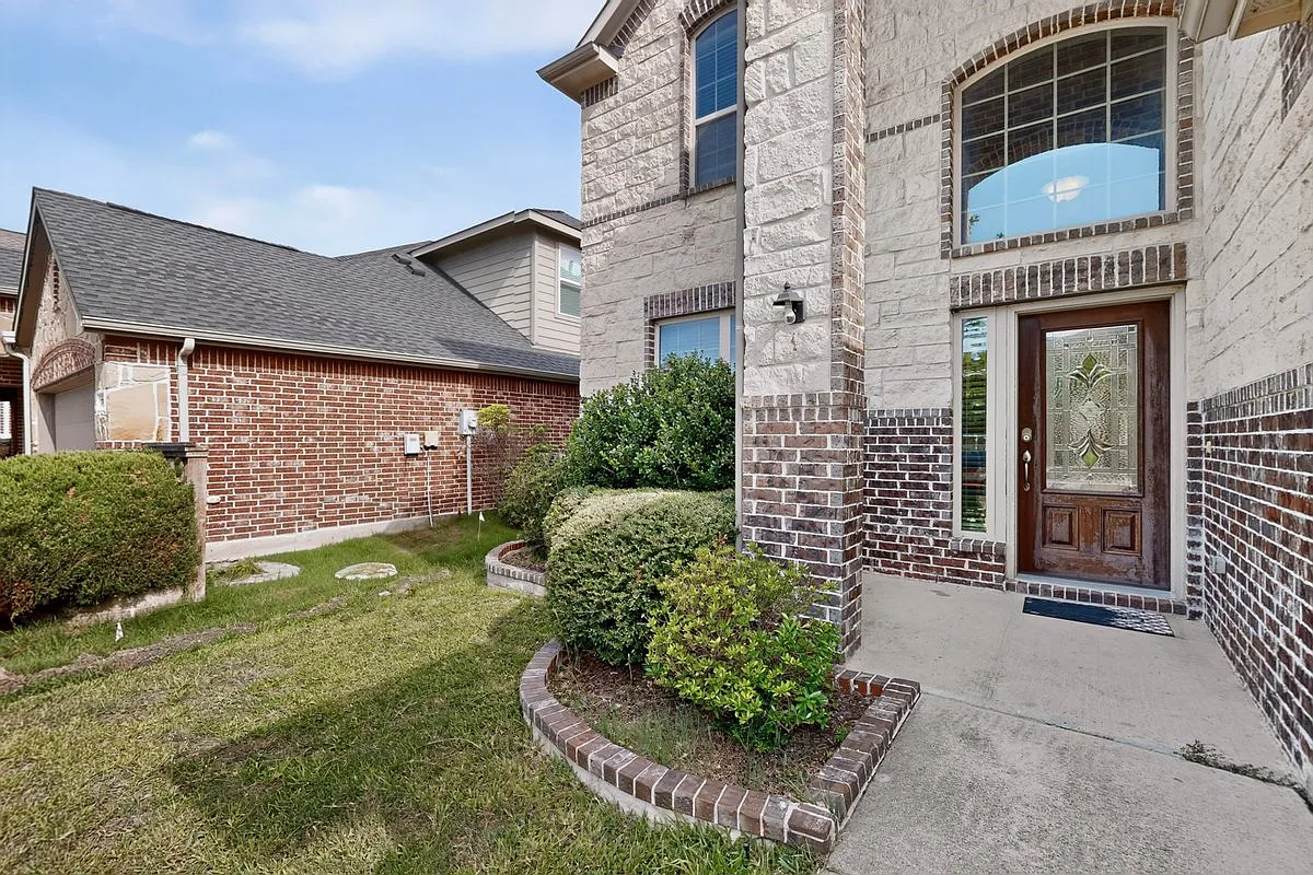 4 bed, 3.5 bath, 2704 sqft, $2,998 — Photo 2
