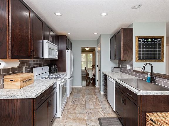 3rd image of 600 SE Westgate Dr