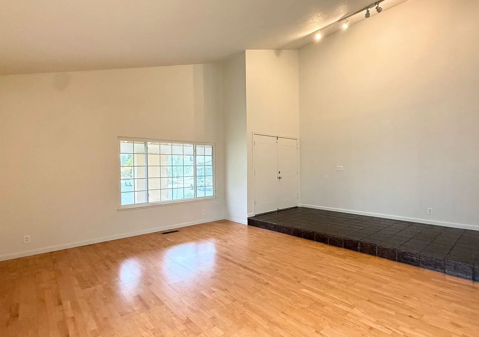 4BD/2.5BA - Spacious Santa Teresa Home with Large Landscaped Backyard — Photo 4