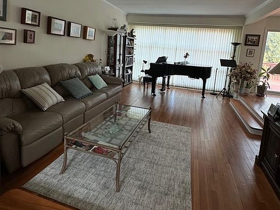 3rd image of 986 Wildwood Rd