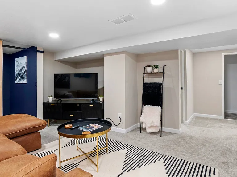 135 S Hooker St — Photo 6